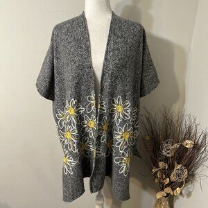 NWT Passage Poncho Sweater Women Gray Daisy Floral Short Sleeve Open Cardigan OS